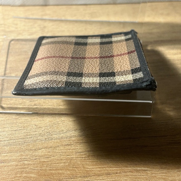 Burberry Card Wallet-Classic stripe imprinted with Burberry logo on the front. - Picture 5 of 9